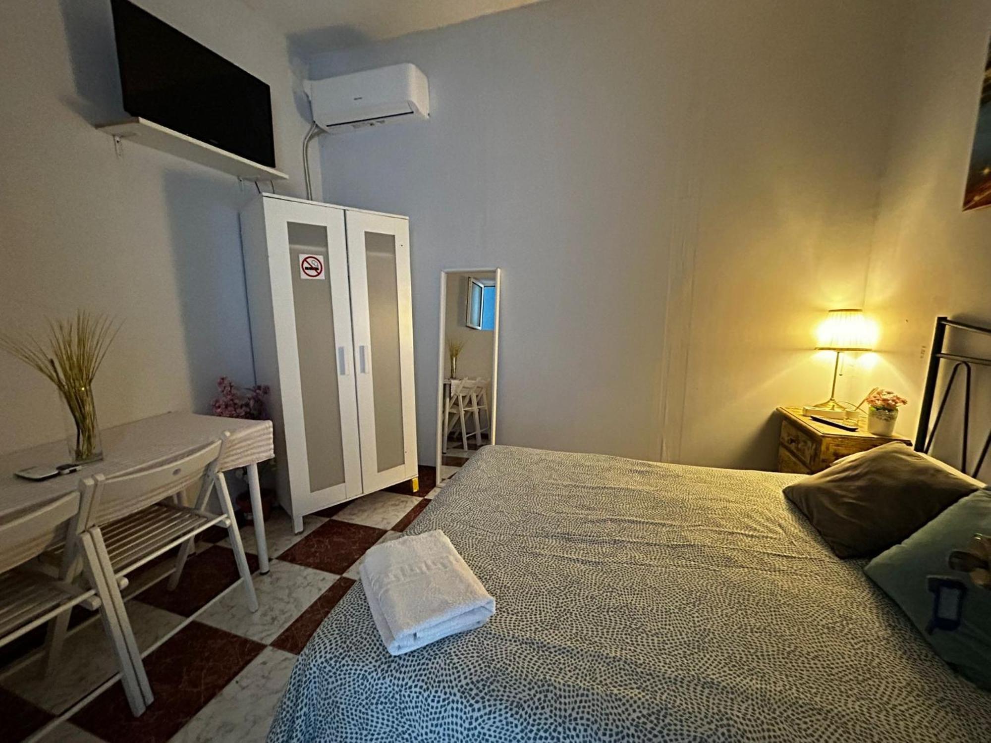 Santa Isabel Low Cost Rooms In Private House Σεβίλλη Εξωτερικό φωτογραφία