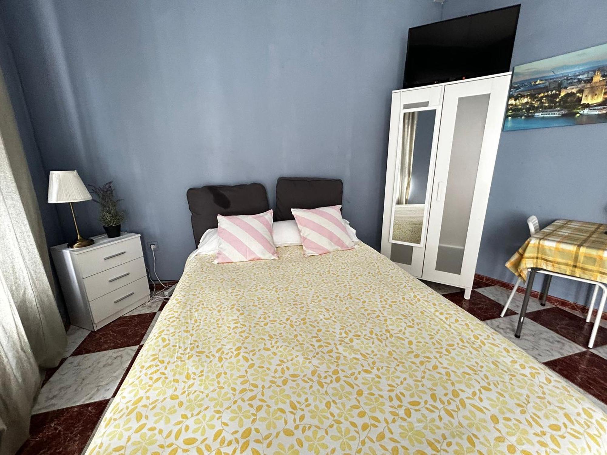 Santa Isabel Low Cost Rooms In Private House Σεβίλλη Εξωτερικό φωτογραφία
