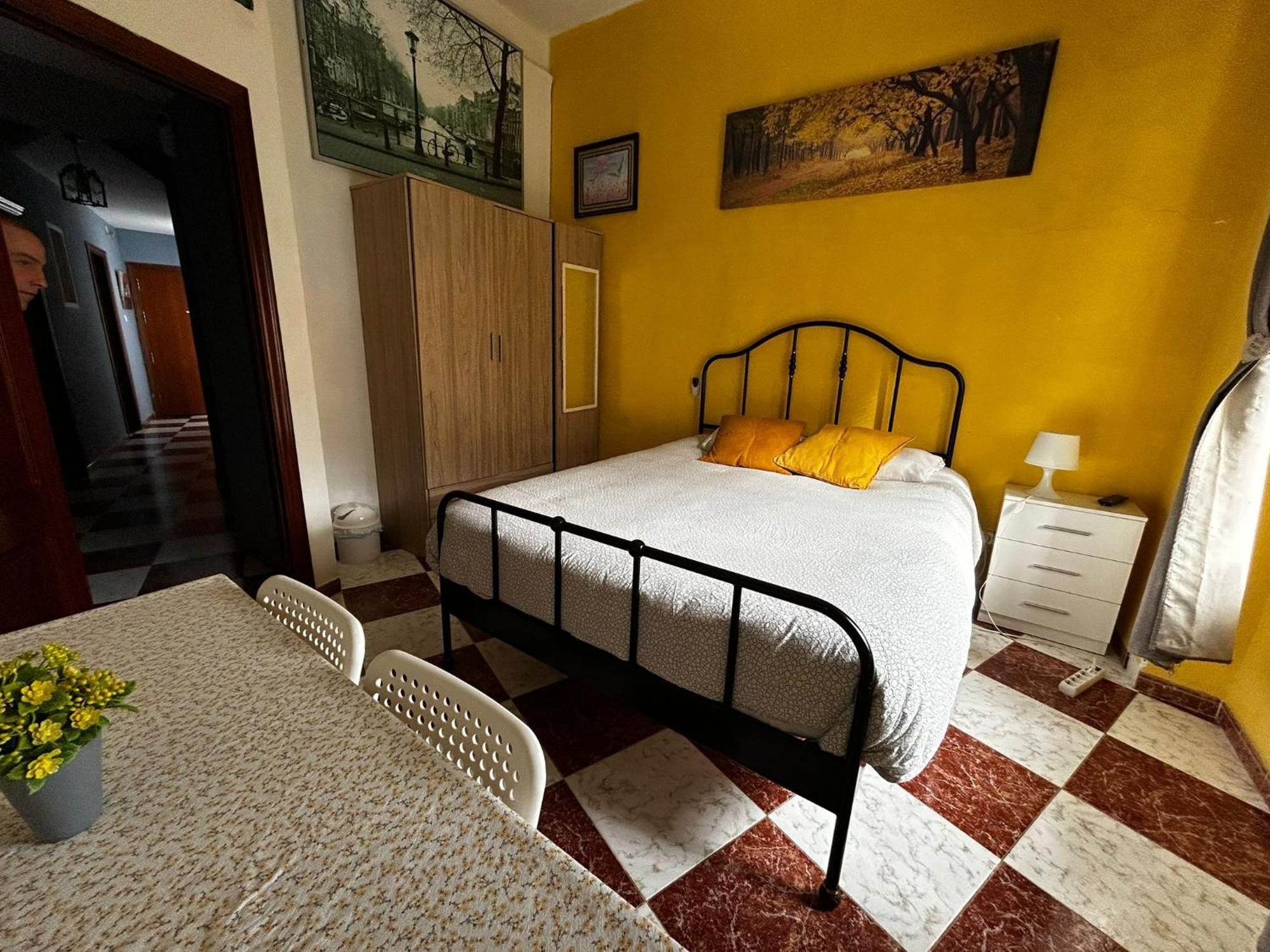 Santa Isabel Low Cost Rooms In Private House Σεβίλλη Εξωτερικό φωτογραφία