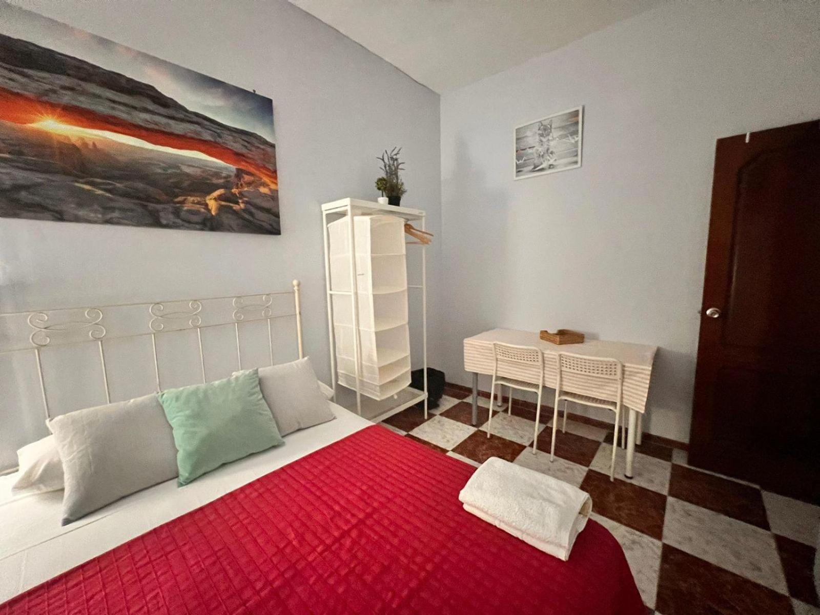 Santa Isabel Low Cost Rooms In Private House Σεβίλλη Εξωτερικό φωτογραφία